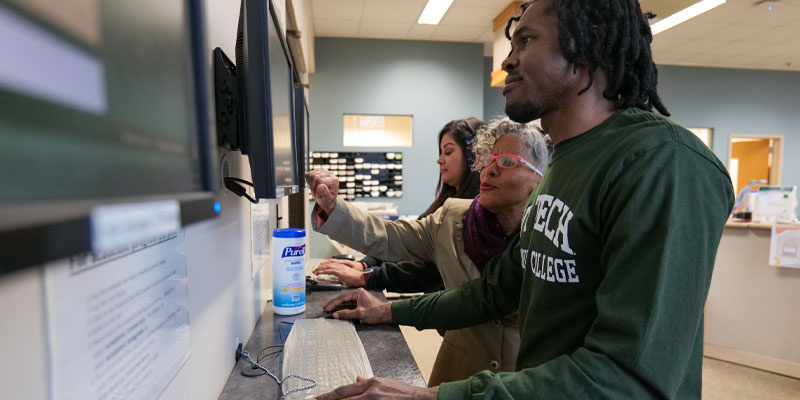 Image of Ivy Tech students applying for financial aid.
